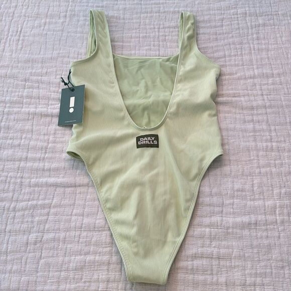 Daily Drills One Piece Bathing Suit Green Size Medium New With Tags - Picture 2 of 8